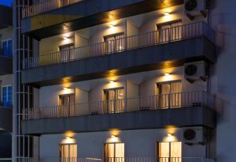 Resid  ncia S. Francisco allows 18 year olds to book a room