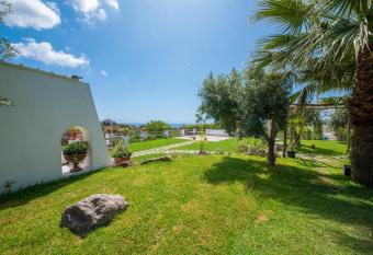 Sorgeto Garden has Balcony rooms