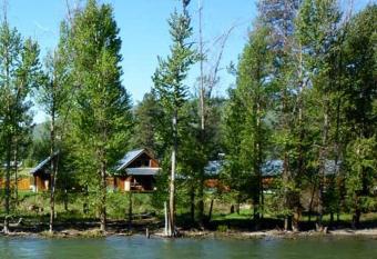 Methow River Lodge Cabins has rooms with a private hot tub