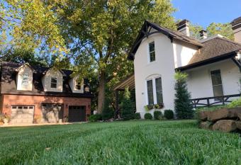 The Henry Carriage House has Balcony rooms