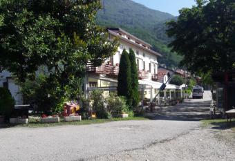 Camping Hotel Au Lac De Como allows 18 year olds to book a room