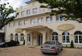 Hotel Helena has Balcony rooms