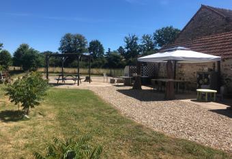 1 Bedroom Tranquil Cottage Fishing by the lake has Balcony rooms