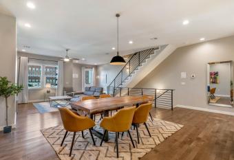 4 BR New Orleans Retreat Close to City Hot Spots has Balcony rooms