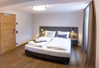 STEINHAUS 1718 allows 18 year olds to book a room