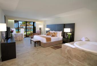 Grand Oasis Tulum Riviera - All Inclusive has rooms with a private hot tub