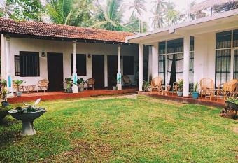 Lotus Surf House has Balcony rooms