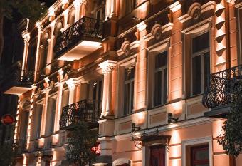 Heritage Hotel and Suites allows 18 year olds to book a room