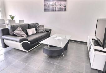 COTTAGE DU CHARDONNAY LA TOUR DE NATACHA allows 18 year olds to book a room