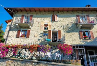 casa vacanza da ghislin has Balcony rooms