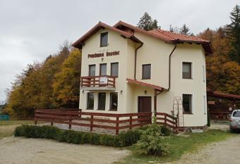 Pensiunea Rozelor S  mb  ta de Sus has Balcony rooms