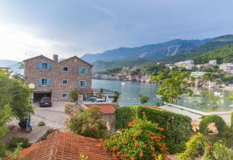Stone Beach Apartments has Balcony rooms