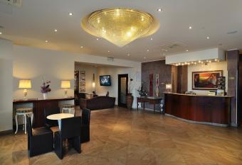 Hotel Bridge allows 18 year olds to book a room