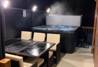 Moonlight Ridge - luxury lodge with hot tub has Balcony rooms