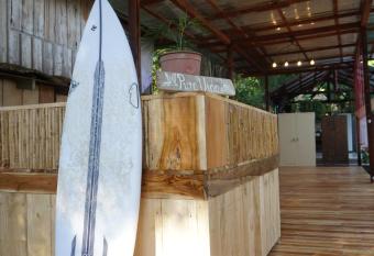 El Gato Rojas Surf Hostel has Balcony rooms