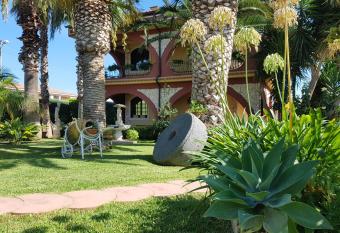 Villa Del Papiro has Balcony rooms