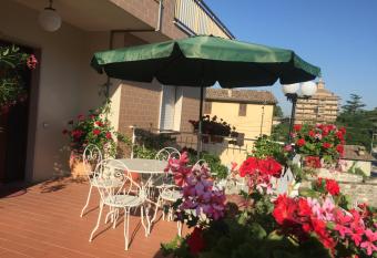 Casa Stefy Gubbio Centro allows 18 year olds to book a room