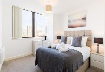 KCS Luxury Apartment - Broad Street Birmingham allows 18 year olds to book a room