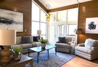 Shady Woods 4 Bedroom Walk to Downtown Hottub allows 18 year olds to book a room