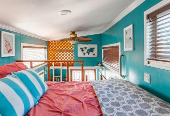 Charming Tiny Home with a private hot tub has rooms with a private hot tub