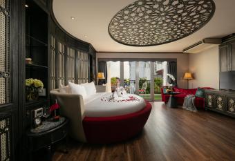 Shining Central Hotel & Spa has rooms with a private hot tub