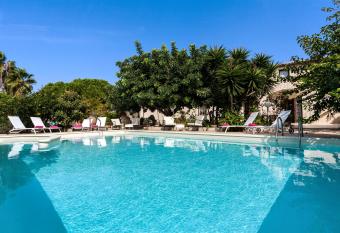 Villa U Marchisi B&B allows 18 year olds to book a room