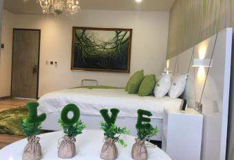 Luma Plaza Hotel has rooms with a private hot tub