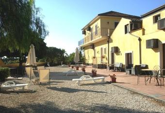 Oasi Del Fiumefreddo has Balcony rooms