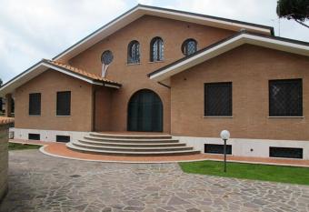 Villa Smeraldo Roma allows 18 year olds to book a room