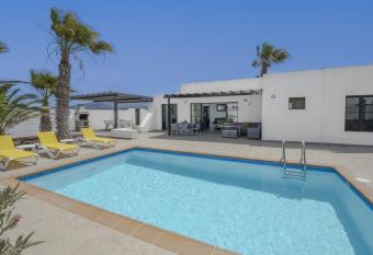 Villa Dulce Vista has Balcony rooms