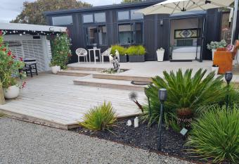 Aroha Tiny House Peka Peka has Balcony rooms