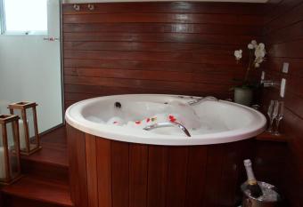   pice Motel allows 18 year olds to book a room