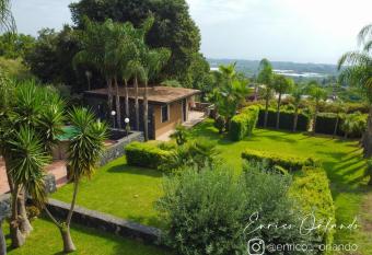 Borgo Barone has rooms with a private hot tub