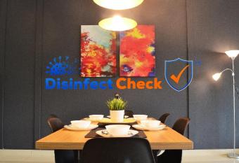 Desaru Cosy Homestay - near WaterPark, Beach, Rapid -Wifi, TVbox, Steamboat, BBQ Available has Balcony rooms