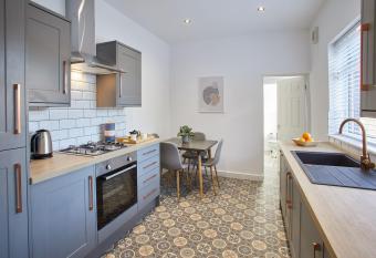 Host & Stay - The Ruby Retreat allows 18 year olds to book a room