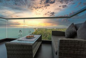 Luxury Beach Front 1 BR / Netflix / Bangsare - Pattaya has Balcony rooms