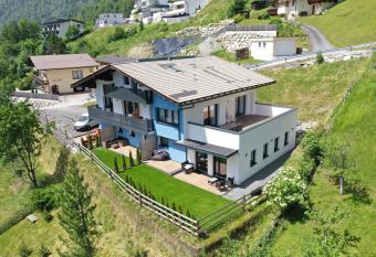 Amelies Mountain View has Balcony rooms