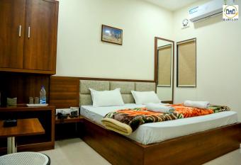 HOTEL BABYLON REGENCY, Opp Krishna Janmabhoomi Temple allows 18 year olds to book a room