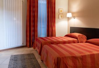 HOTEL DEL CORSO allows 18 year olds to book a room