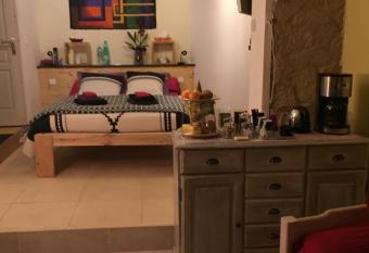 DEPENDANCE PRIVEE - HALTE ROUTE allows 18 year olds to book a room