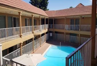 Lotus by Hotel Inn has rooms with a private hot tub