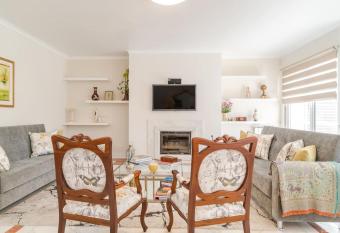 Mysh Plaza Lisbon has rooms with a private hot tub