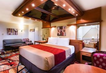 Vagabond Inn Long Beach has rooms with a private hot tub