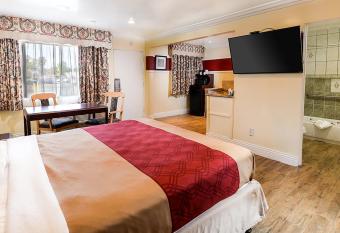 Aqua Venture Inn has rooms with a private hot tub