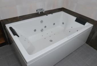 Ganga Forest View has rooms with a private hot tub