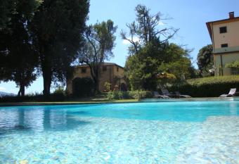 Villa Pieve De  Pitti allows 18 year olds to book a room