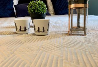 LE 31 allows 18 year olds to book a room