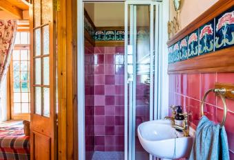 Die Wasbak has rooms with a private hot tub