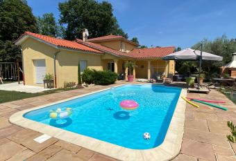 Chambres dans villa avec piscine has Balcony rooms