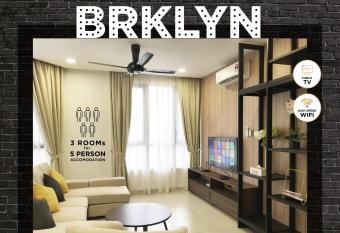 KL Gateway Premium Residence - Direct LRT Station Access has rooms with a private hot tub